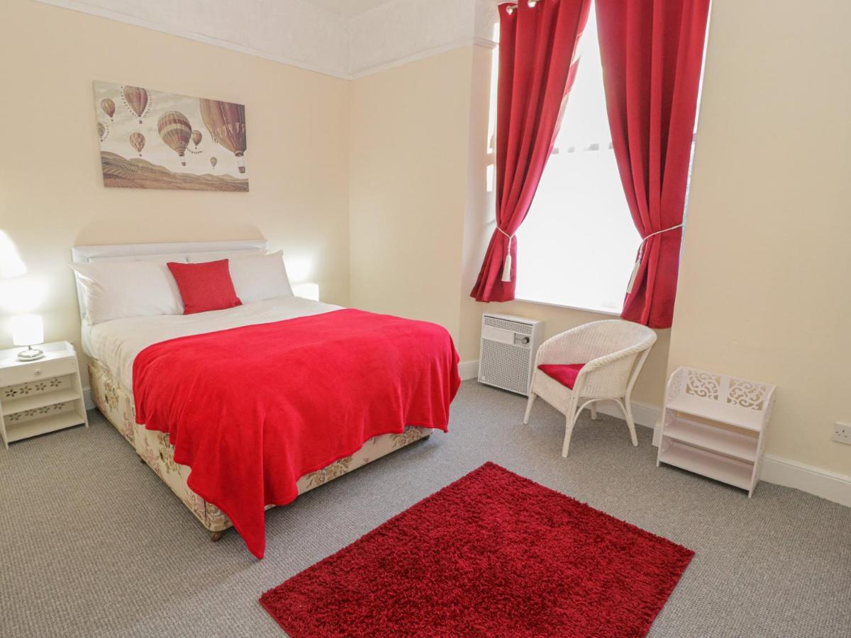 Llys Madoc, First Floor Flat Apartamento Penmaen-mawr Exterior foto
